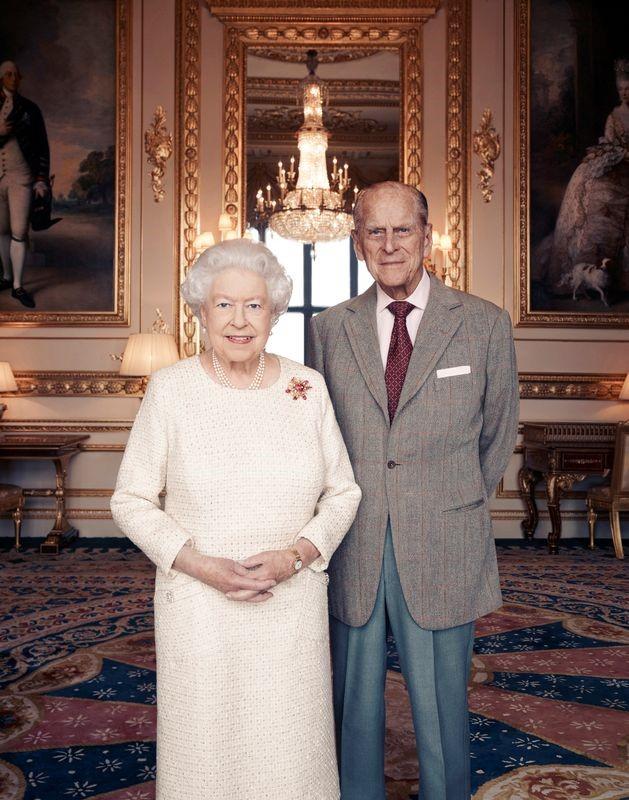 صورة للملكة إليزابيث الثانية ملكة بريطانيا وزوجها الأمير فيليب 
