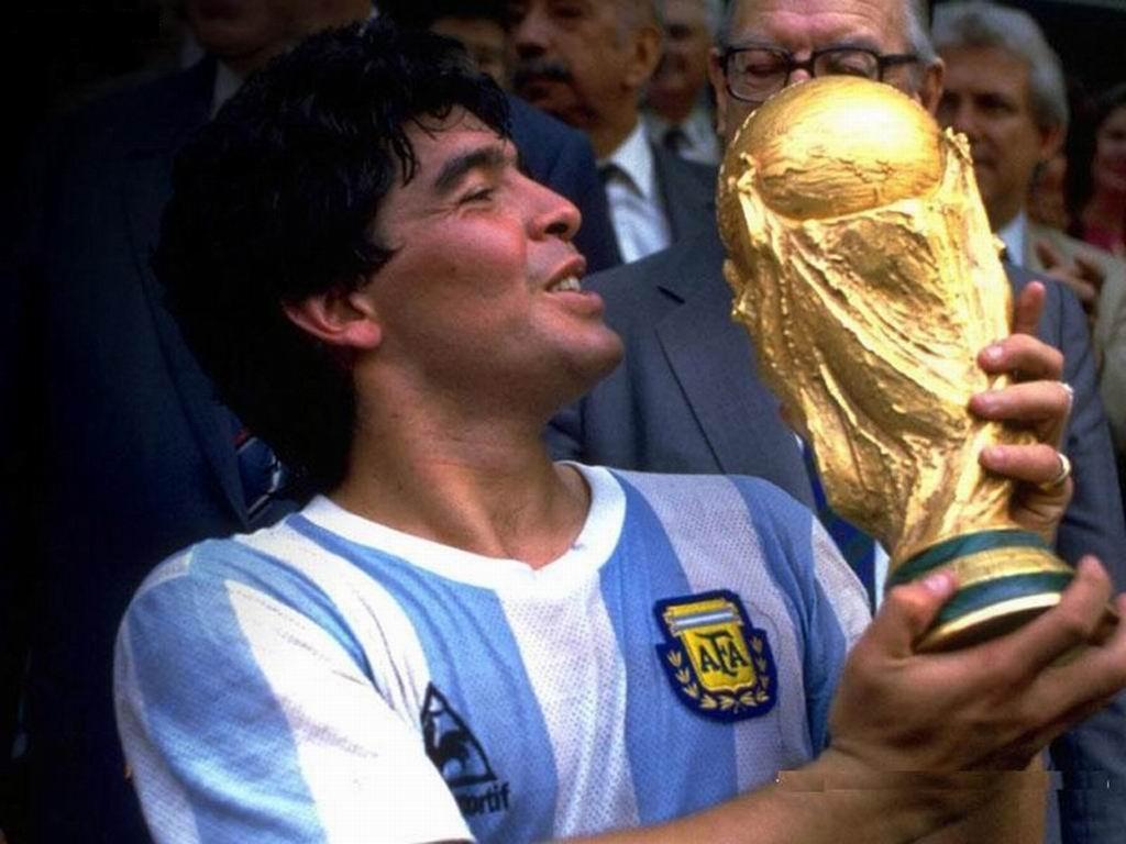 صورة لمارادونا يحمل كأس العالم 