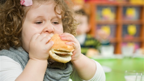 دراسة: إحراج أطفال البدانة يزيد من وزنهم 