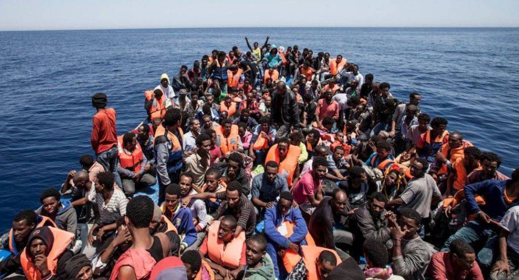 مهاجرون على متن قارب صغير للهجرة غير الشرعية 