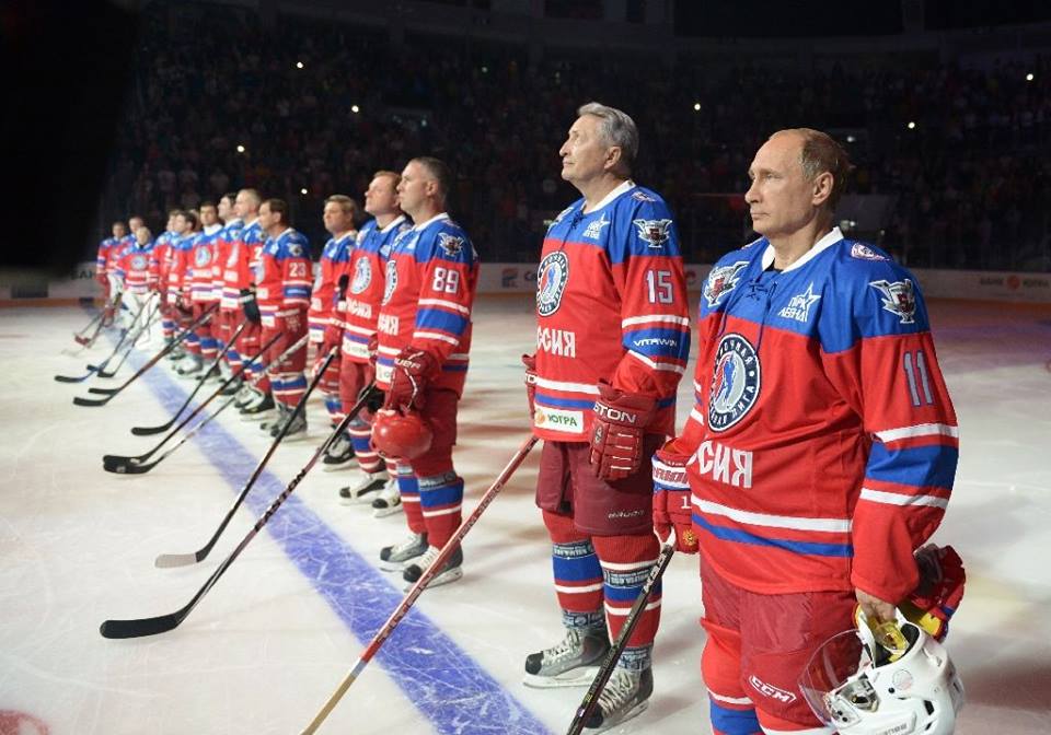 بوتين يلعب هوكى الجليد 