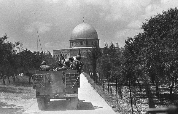 قوات الاحتلال الإسرائيلي تدخل باحات المسجد الأقصى سنة 67