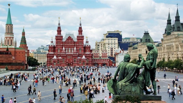 الميدان الأحمر في موسكو مصدر جذب للسائحين