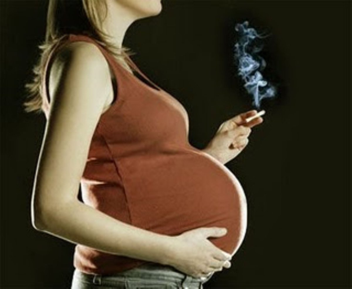  سيدة حامل تدخن 