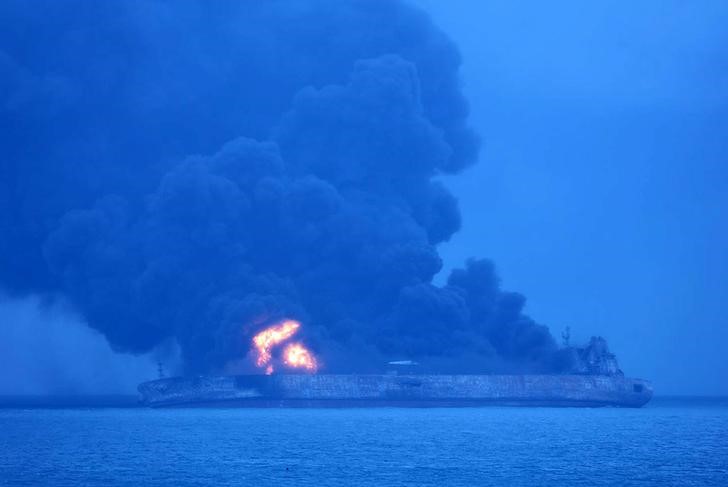صورة لحاملة النفط الإيرانية المحترقة - رويترز 