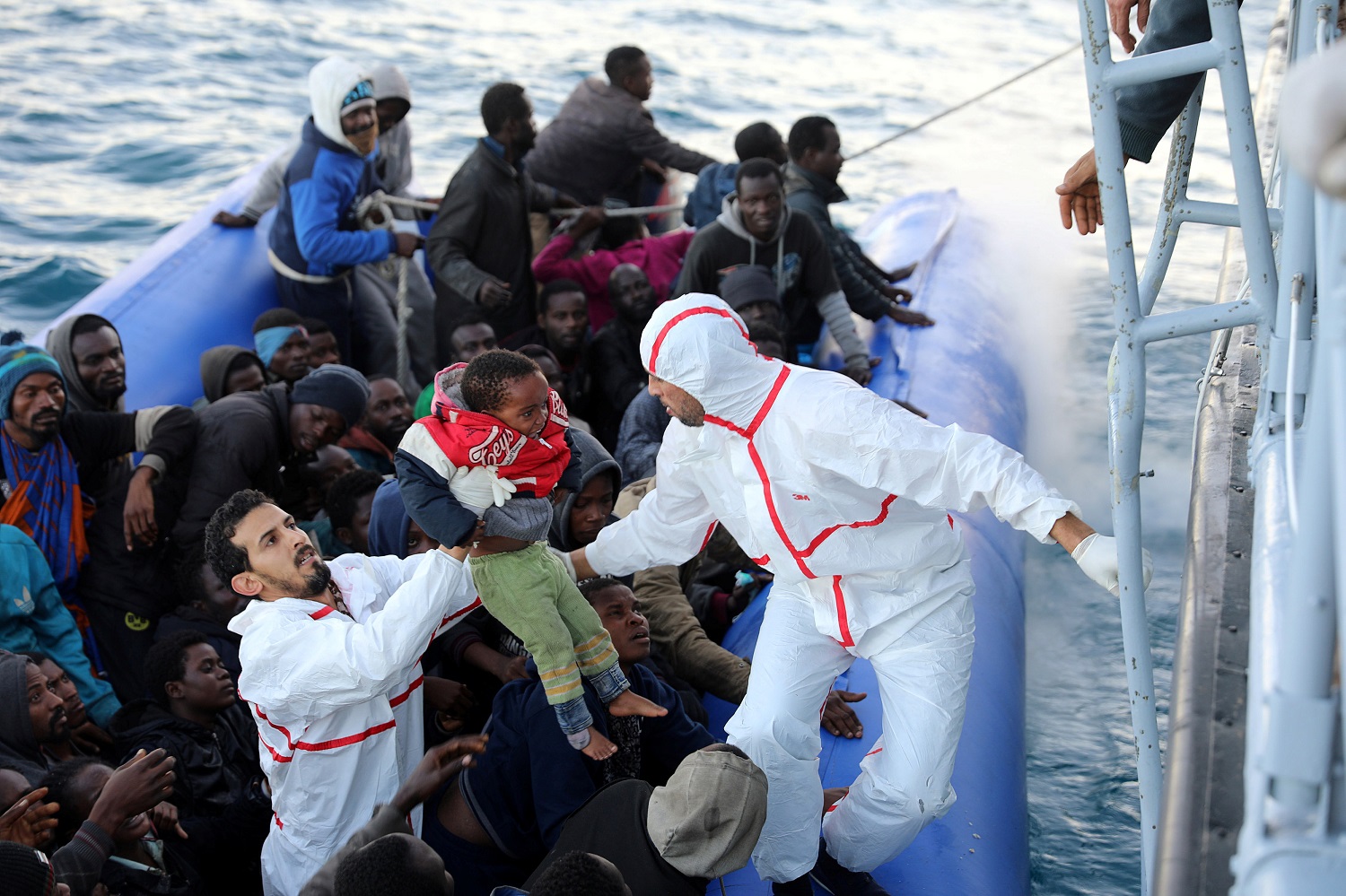 صورة لمهاجرين عالقين فى البحر المتوسط ـ رويترز