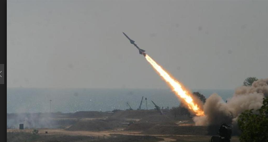 لحظة  اطلاق مليشيا الحوثي صاروخا باليستيا