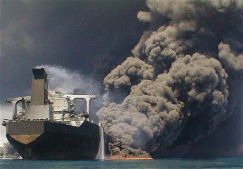 حاملة النفط الإيرانية المحترقة 