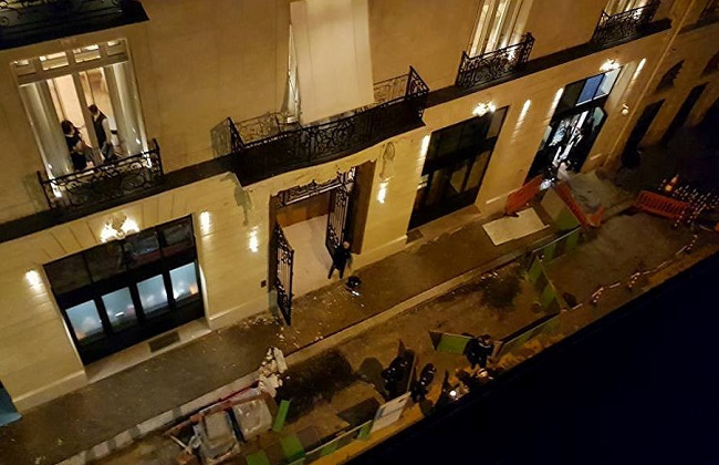 الإجراءات الأمنية في مدخل فندق ريتز