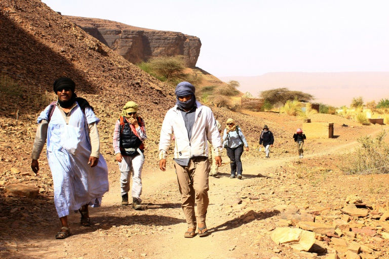 سياح يسيرون في قرية ترجيت قرب أطار في ولاية الأدرار في موريتانيا