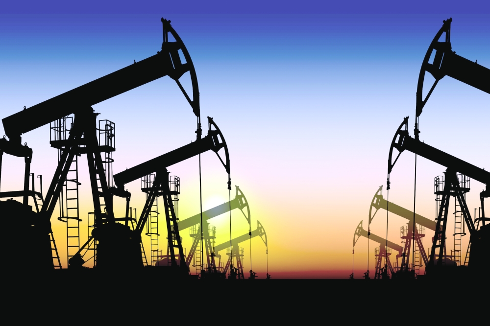 النفط يغلق عند أعلى مستوياته في ثلاث سنوات بدعم من هبوط في المخزونات الأمريكية
