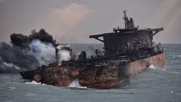 ناقلة النفط الإيرانية المشتعلة في ميناء شنغهاي