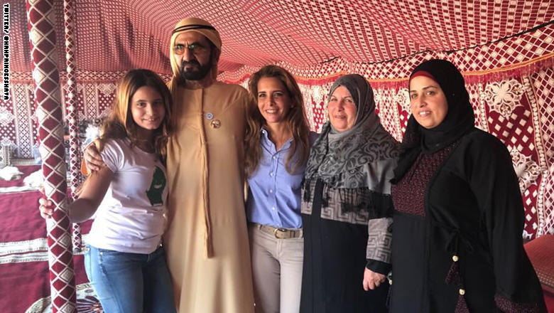 الشيخ محمد بن راشد وزوجته الأميرة هيا بنت الحسين مع أسرة الطيار الأردني معاذ الكساسبة