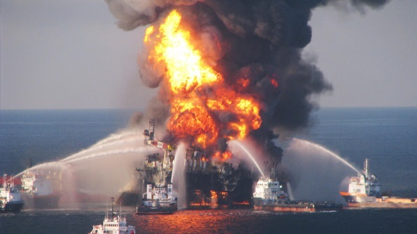 ناقلة النفط الإيرانية المشتعلة في ميناء شنغهاي