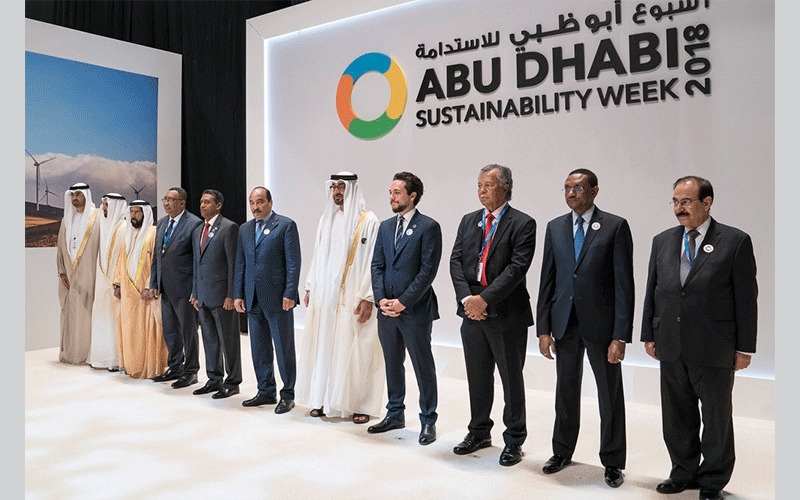 صورة تذكارية أثناء افتتاح سمو الشيخ محمد بن زايد للقمة العالمية لطاقة المستقبل
