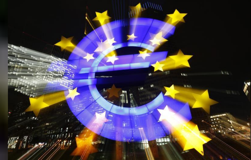 شارة اليورو أمام البنك المركزي الأوروبي في فرانكفورت بألمانيا