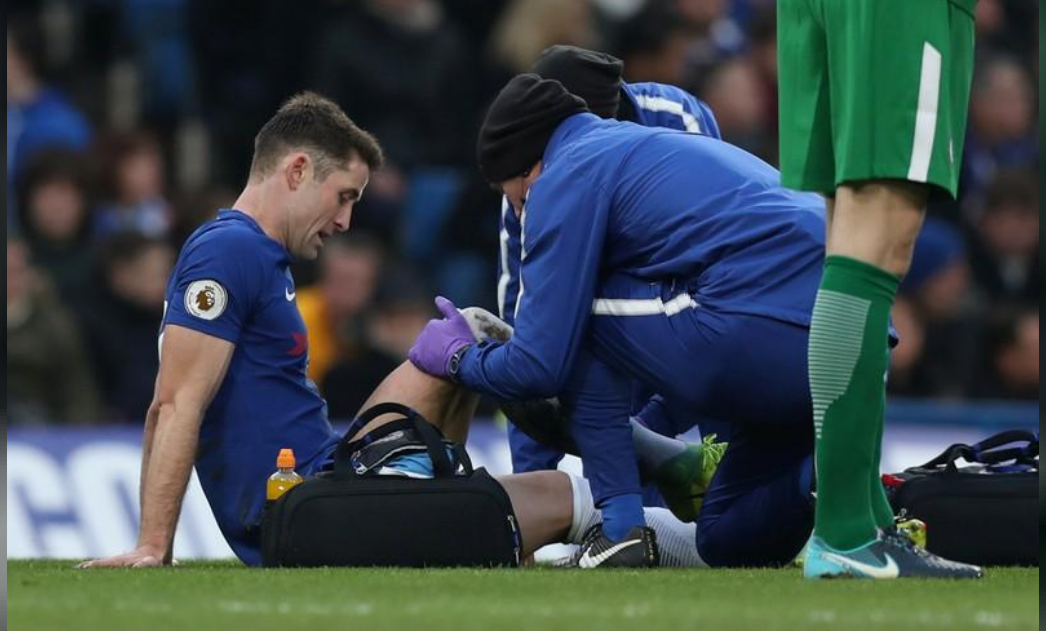 جاري كاهيل لاعب تشيلسي يتلقى علاجا على أرض الملعب خلال مباراة امام ليستر سيتي بالدوري الانجليزي الممتاز لكرة القدم 
