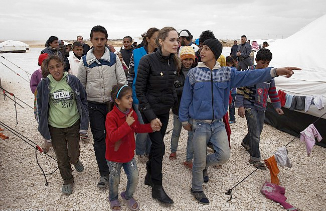 أنجلينا جولي أثناء تفقد مخيم اللاجئين 