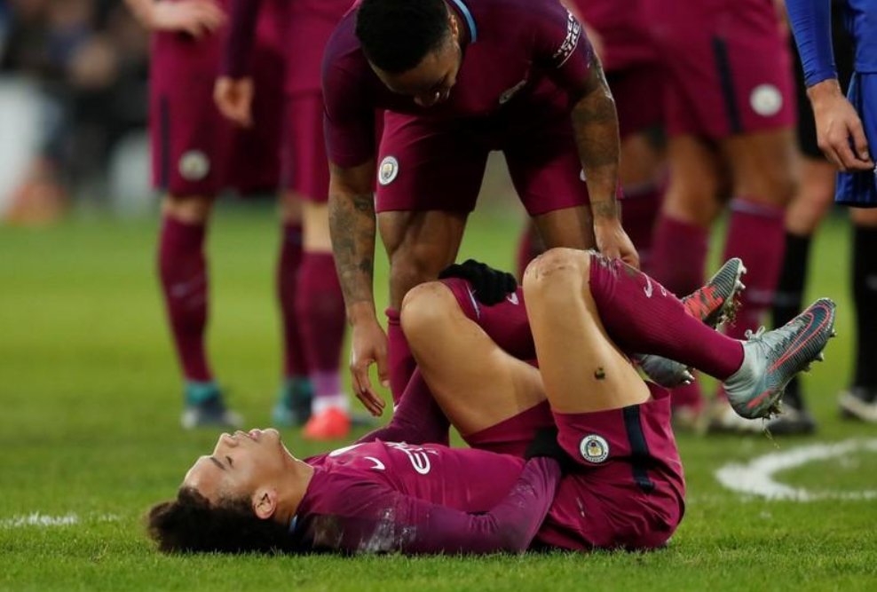 ليروي ساني لاعب مانشستر سيتي يتألم على الأرض خلال مباراة امام كارديف بكأس الاتحاد الانجليزي لكرة القدم 