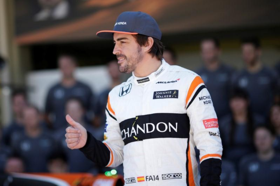 فرناندو ألونسو سائق فريق مكلارين المشارك في بطولة العالم فورمولا 1 للسيارات