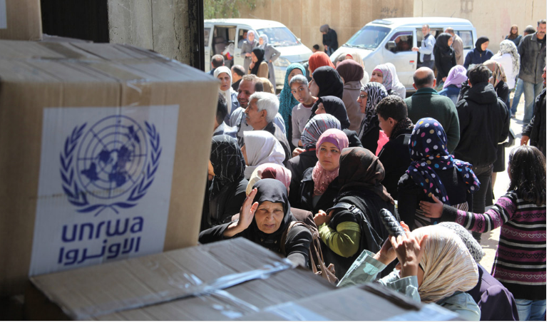 المعونات الغذائية من الأونروا في مركز توزيع صحنايا بريف دمشق، سوريا 