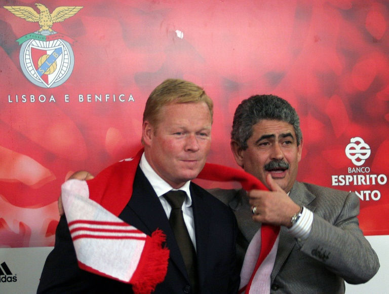 رئيس نادي بنفيكا لويس فيليبي فييرا (يمين) ومدربه السابق الهولندي رونالد كومان