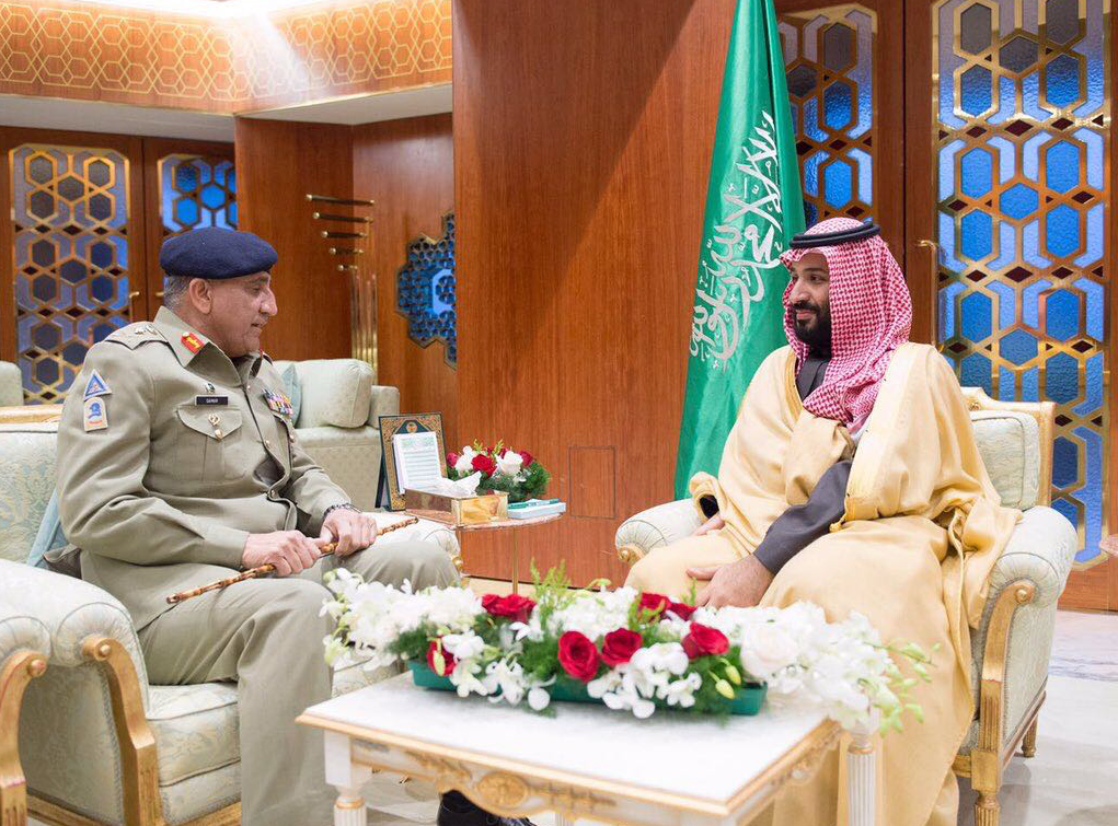 ولي العهد السعودي وقائد الجيش الباكستاني يبحثان التعاون العسكري