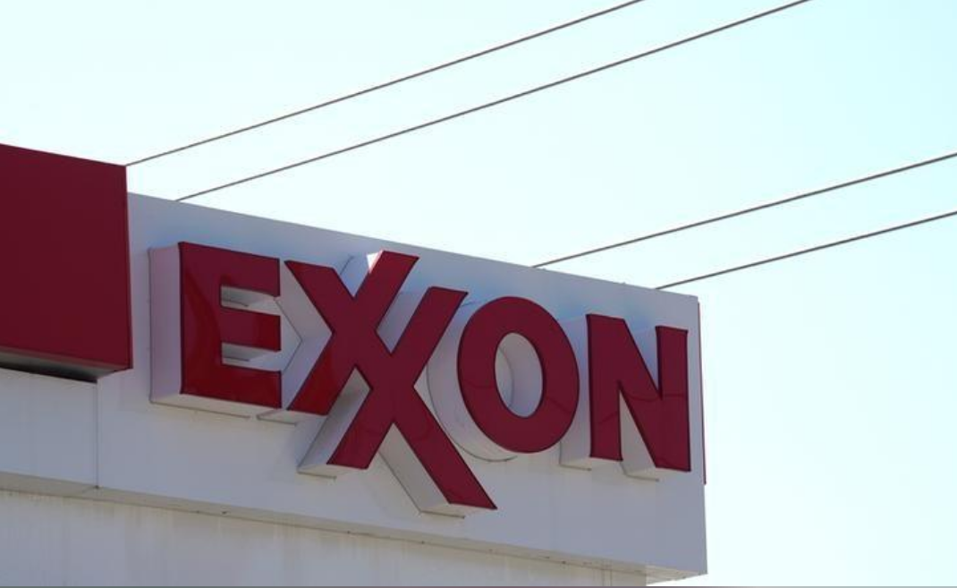 شعار شركة إكسون موبيل في إحدى محطات الوقود في ولاية كولورادو الأمريكية 