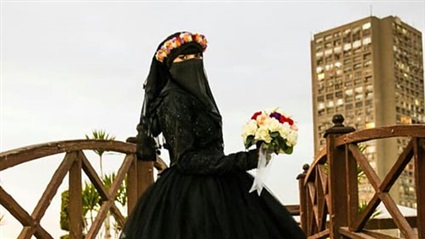 عروسة بالفستان الأسود يوم خطوبتها