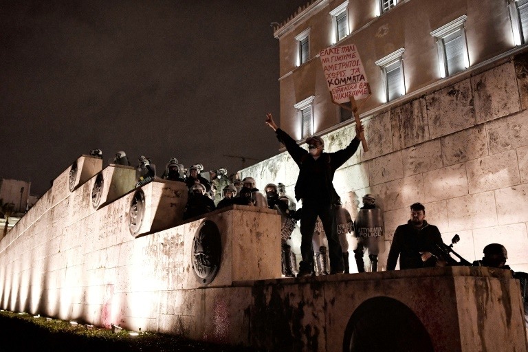 متظاهر على درج البرلمان اليوناني في اثينا اثناء تظاهرة ضد اصلاحات يطالب بها دائنو البلاد تشمل الصناعة