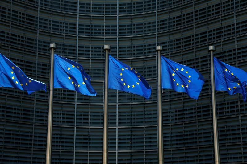 أعلام الاتحاد الأوروبي امام مقر المفوضية الأوروبية في بروكسل