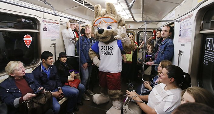 الذئب زابيفاكا تميمة كأس العالم 2018 في مترو موسكو