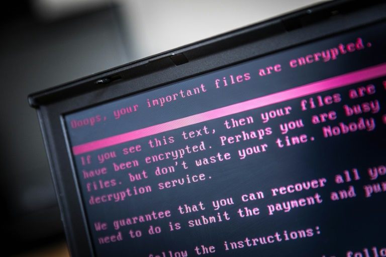 حاسب آلي يظهر رسالة تطلب الدفع لفتح بيانات الحاسب التي استولى عليها فيروس فدية ضرب اوكرانيا وانتشر منها لاحقا للعالم.