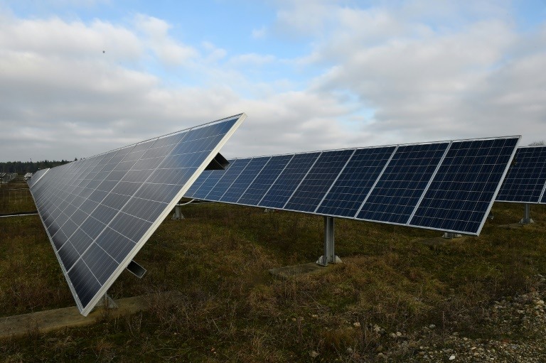 منشأة للطاقة الشمسية الفوتوفولطائية في الون قرب لومان في شمال غرب فرنسا