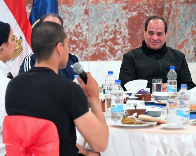 الرئيس المصرى يتناول الإفطار مع طلبة كلية الشرطة