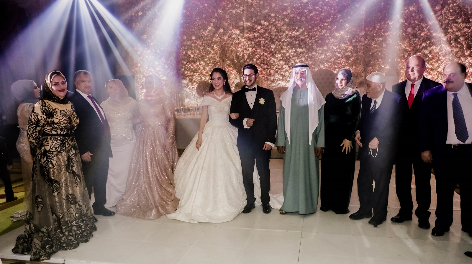 الشيخ نهيان بن مبارك خلال حضوره حفل الزفاف