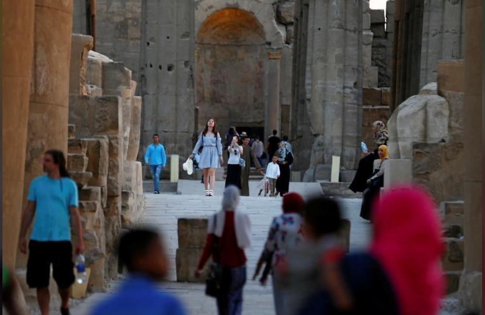 سائحون في معبد الأقصر بمدينة الأقصر في صعيد مصر