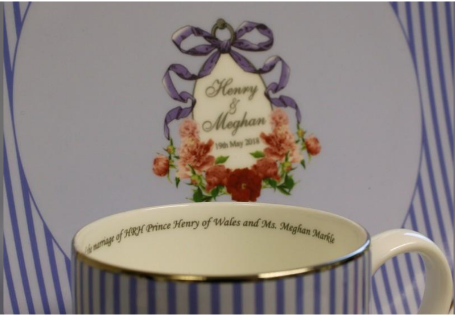 أحد منتجات شركة هالسيون دايز المتخصصة في إنتاج الهدايا الفاخرة بمناسبة حفل زفاف الأمير هاري وخطيبته الأمريكية ميجان ماركل في مصنع الشركة ببريطانيا 