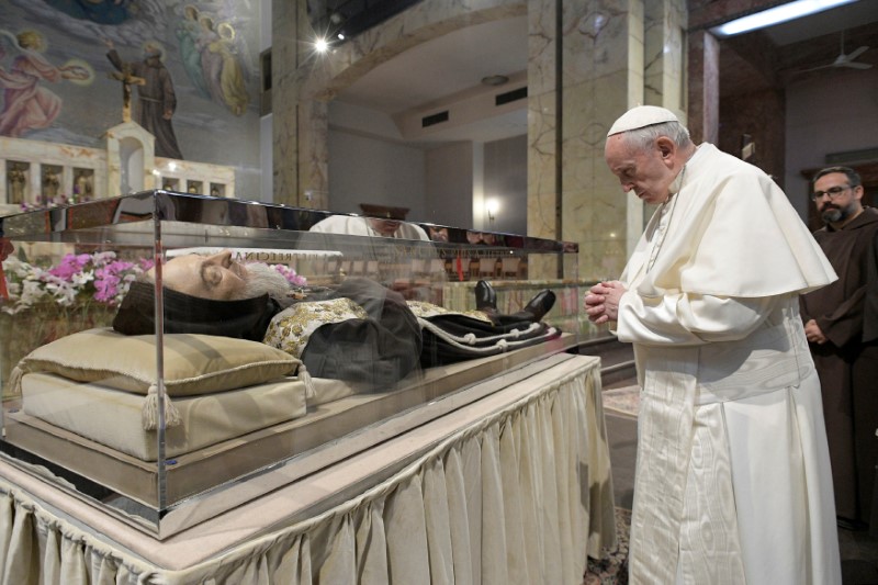 البابا فرنسيس يصلي من أجل راهب 