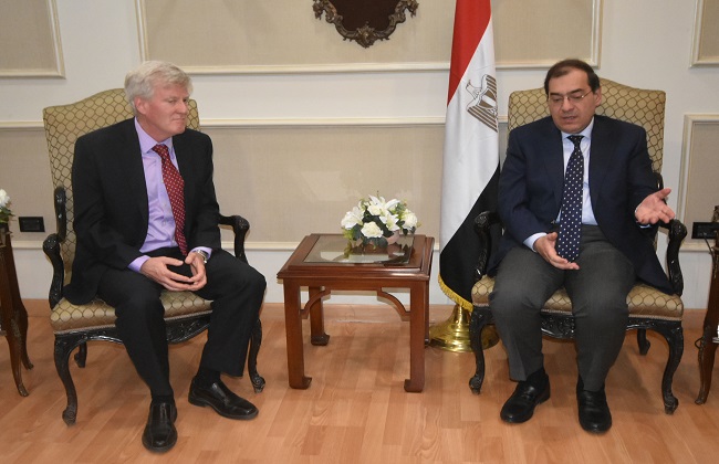 وزير البترول المصري مع رئيس شركة ميثانكس العالمية