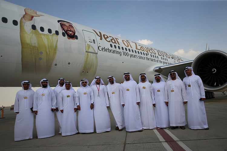 طيران الإمارات تدشن مطار مسقط الجديد بطائرة 