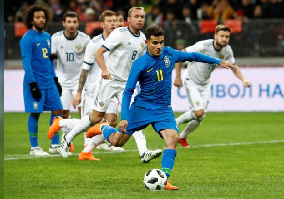كوتينيو لاعب منتخب البرازيل يسجل هدفا في شباك روسيا خلال مباراة ودية يوم الجمعة