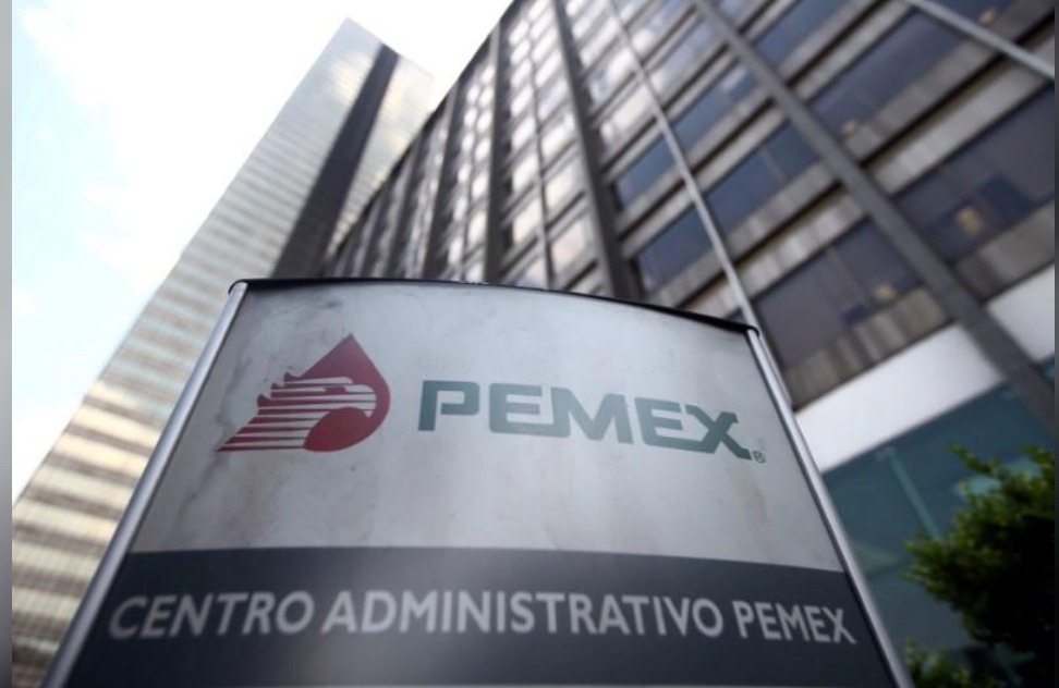 شعار شركة النفط الوطنية المكسيكية (بيميكس) أمام مقر الشركة في مكسيكو سيتي عاصمة المكسيك 