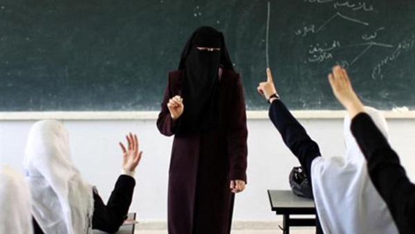 مشروع قانون يحظر ارتداء النقاب في المؤسسات التعليمية