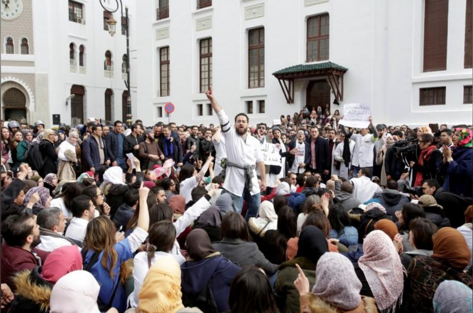 أطباء جزائريون اثناء اضراب في الجزائر 