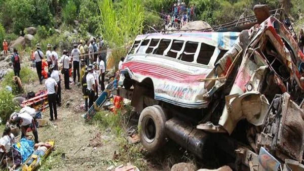 سقوط سيارة بواد في باكستان