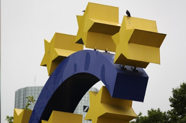 مجسم لشعار اليورو في فرانكفورت