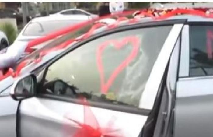 سعودية تهدي خطيبها سيارة