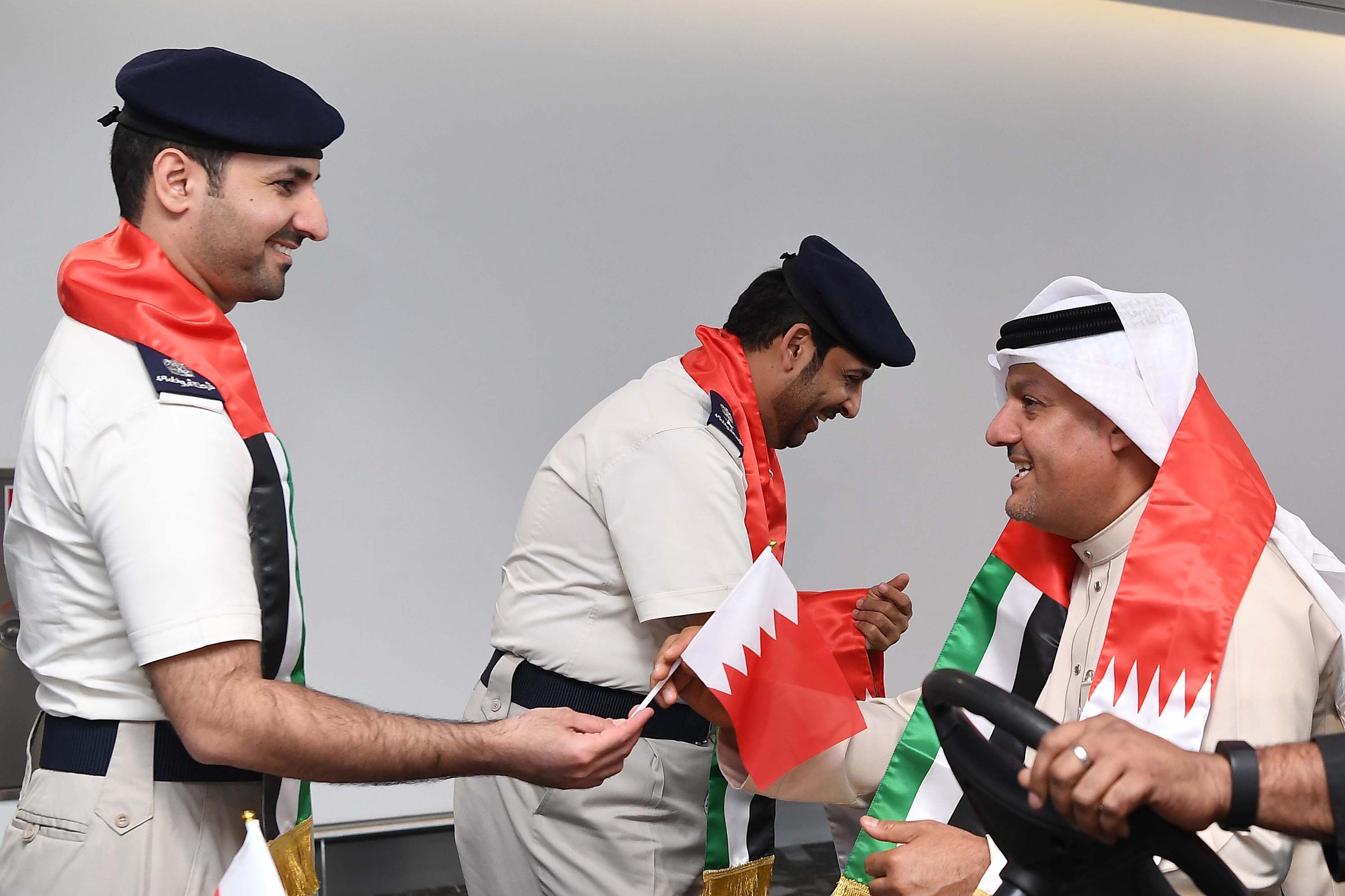 شرطة أبوظبي تستقبل البحرينيين في المطار بالورود والأعلام
