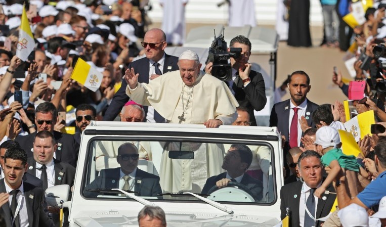 قداسة البابا فرنسيس يحيي قداساً باباوياً في مدينة زايد الرياضية ‎